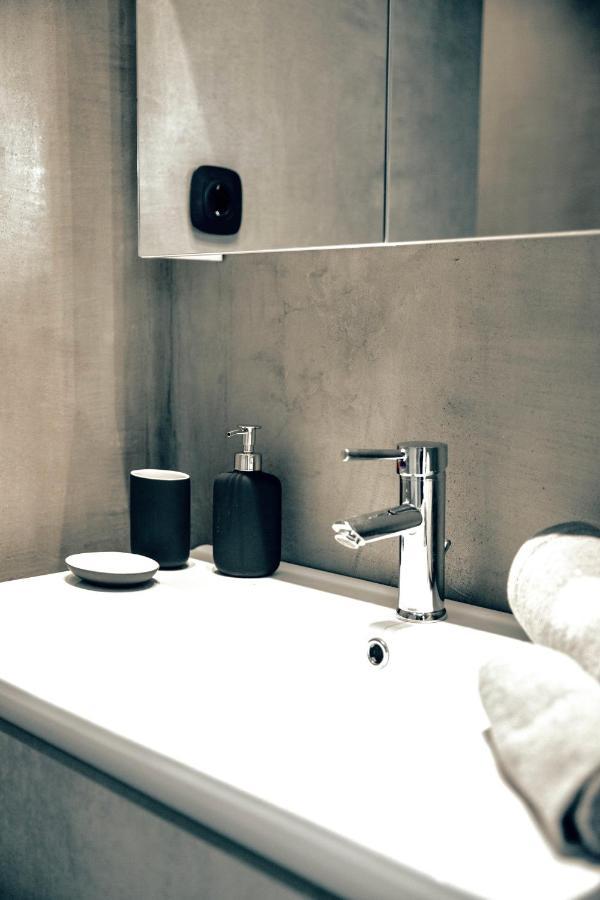 Loft With Private Parking Apartment เอเธนส์ ภายนอก รูปภาพ